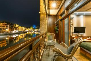 凤凰栖迟一家人江景民宿 - 4