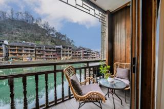 凤凰栖迟一家人江景民宿 - 2