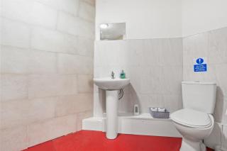 Cosy work-ready near city centre stay with Parking and Netflix - 8