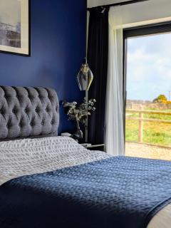 Up Shed - Modern Countryside King-size Ensuite With Own Access - 3