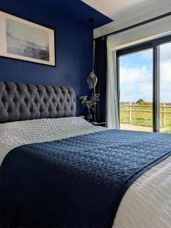 Up Shed - Modern Countryside King-size Ensuite With Own Access - 7