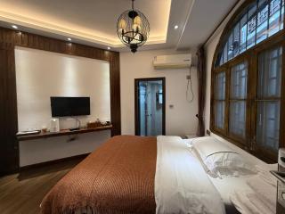 凤凰栖迟一家人江景民宿 - 6