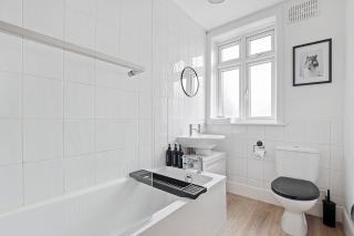 Bright 2BR Apartment, Free parking, Easy access to beaches & Town - 5