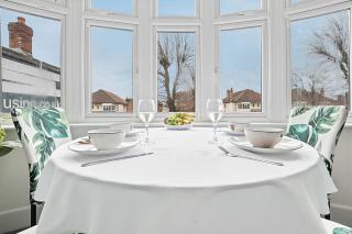 Bright 2BR Apartment, Free parking, Easy access to beaches & Town - 3