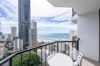 Ocean-view hotel room in central Surfers Paradise - 0
