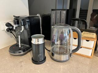 Bright Modern Family Retreat - 8