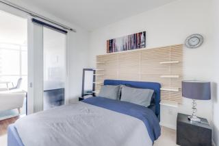 High-Rise Condo with CN Tower View - Balcony - Free Parking - Downtown Toronto - 2