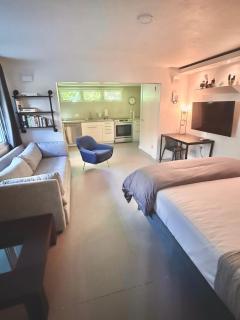 Monaco Garden-Level Urban Enclave by Stay Here PR - 7