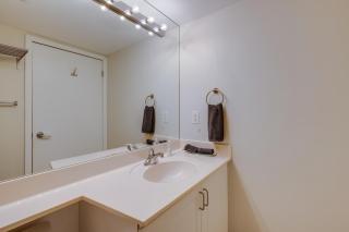 Downtown Toronto Condo Suite Near Waterfront - Free Parking & Transit Nearby - 2