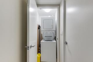 Downtown Toronto Condo Suite Near Waterfront - Free Parking & Transit Nearby - 4