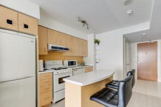 Downtown Toronto Condo Suite Near Waterfront - Free Parking & Transit Nearby - 5