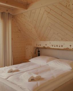 Lovelia - Luxury Mountain Chalet with Hot Tub - 2