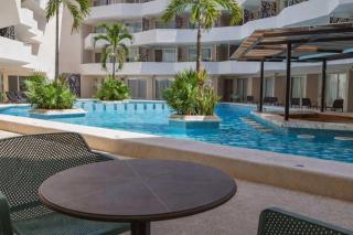 Modern Central Studio w Pools & Beach Nearby - 5