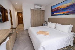 Modern Central Studio w Pools & Beach Nearby - 9
