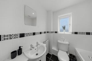 Versatile 3BR - 10 Min Drive to Ashford Station - 9