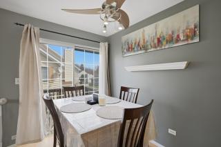 Cozy Vaulted Penthouse Private Balcony and Workspace - 3