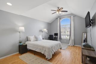 Cozy Vaulted Penthouse Private Balcony and Workspace - 1
