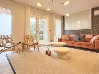 Beachfront Luxury Villa - 7