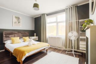 Cozy Croydon home with private garden & free parking contractors & family - 4