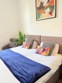 Stylish Studio flat 7,ensuite,Kitchenette, Parking,Wifi,Smart TV,Contractors,NHS,Families welcome - 9