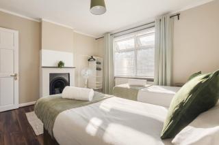 Cozy Croydon home with private garden & free parking contractors & family - 7