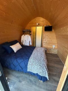 Dolafon luxury glamping pod 3 with hot tub and bathroom - 6