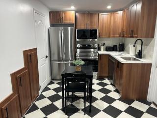 Elegant home 10 mins drive to Detroit and Windsor border and 3mins drive to Windsor Airport - 1