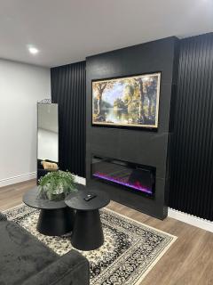 Elegant home 10 mins drive to Detroit and Windsor border and 3mins drive to Windsor Airport - 7