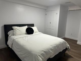 Elegant home 10 mins drive to Detroit and Windsor border and 3mins drive to Windsor Airport - 5