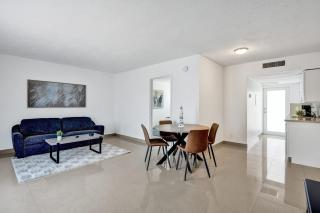 1BR Getaway w Pool & Bar at Lake Worth - 9