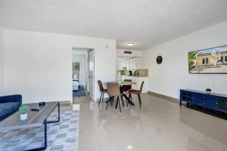 1BR Getaway w Pool & Bar at Lake Worth - 3
