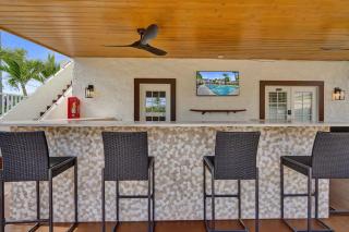 Relaxing 1BR Getaway w Pool & Bar at Lake Worth - 7