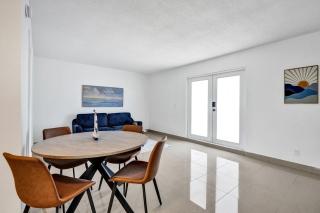 Relaxing 1BR Getaway w Pool & Bar at Lake Worth - 5