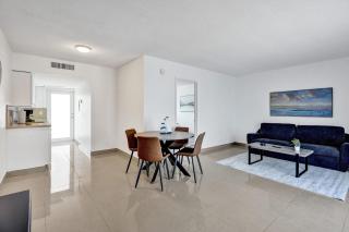 Relaxing 1BR Getaway w Pool & Bar at Lake Worth - 4
