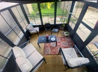 Vibrant home all to yourself - 1
