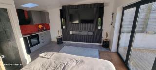 Snowys Guest House - 9