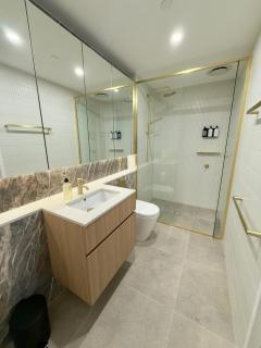 Luxury Sky-High Apartment, Panoramic Views, Walk to Dining & Light Rail, Free Parking - 1