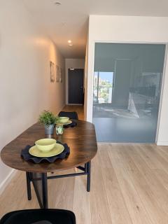 Stylish Designer Stay in Sth Yarra & Balcony Views - 3