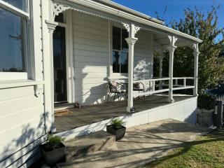Private sunny Nelson retreat with panoramic views & walk to CBD - 0