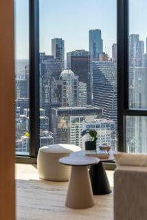 Stylish 1BR Pool, Gym & City Views - 2