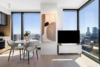 Stylish 1BR Pool, Gym & City Views - 4