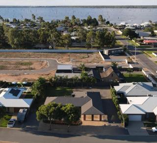 Spacious Modern Home in Yarrawonga - 0