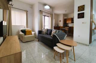 Bright Central Apartment Close to Shore - 0