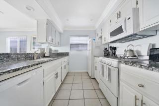 Value Beachfront withLarge Patio On The Bike Path apts - 3