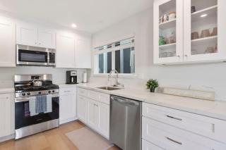 Bright & Renovated Just Steps from the Beach-120 A home - 2