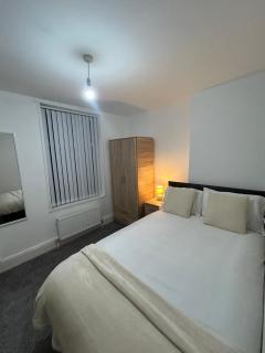 Large 6-Bedroom Family Home in Willenhall - 0