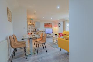 2BR Detached Home with Free Parking, Fast WiFi & Dart Board - 3