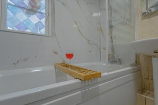 2BR Detached Home with Free Parking, Fast WiFi & Dart Board - 5