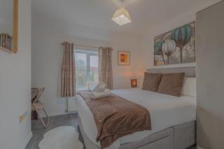 2BR Detached Home with Free Parking, Fast WiFi & Dart Board - 9