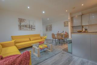 2BR Detached Home with Free Parking, Fast WiFi & Dart Board - 4